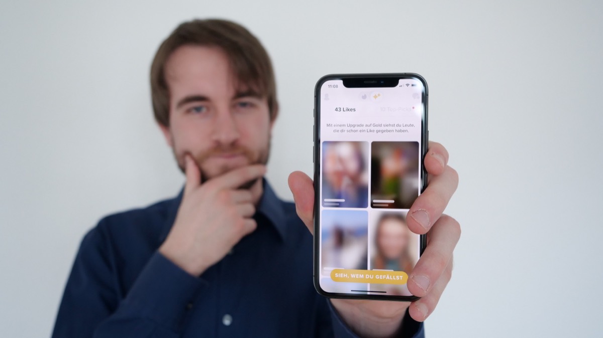 Andreas Lorenz zeigt auf dem Smartphone seine Tinder-Matches