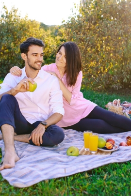 Mann und Frau machen ein Picknick beim Date