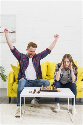 Paar beim dritten Date zu Hause spielt Schach