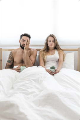 Paar beim dritten Date sitzt frustriert im Bett 