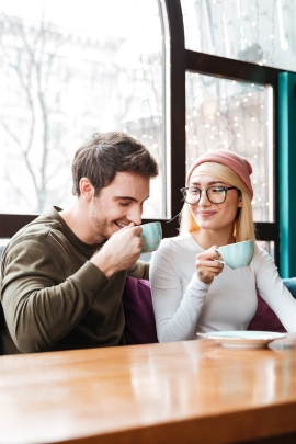 Paar lacht zusammen beim ersten Date