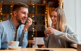 Mann und Frau stellen sich beim Date 36 Fragen zum Verlieben