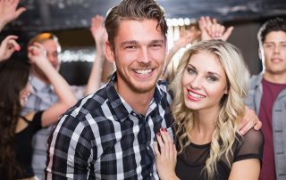 Mann und Frau flirten im Club