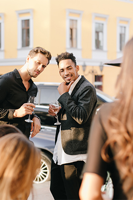 Zwei Männer flirten mit Frauen