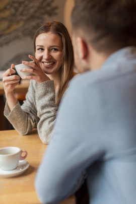 Paar sitzt im Café beim Date