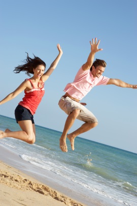 Paar macht sportliche Aktivitäten am Strand