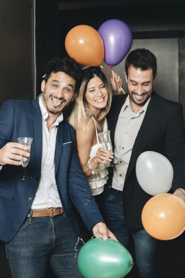 Geschäftsleute mit Luftballons feiern Party