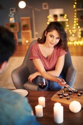 Frau flirtet beim Dinner mit ihrem Date