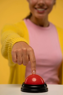 Frau drückt roten Knopf als Zeichen, alles kontrollieren zu wollen