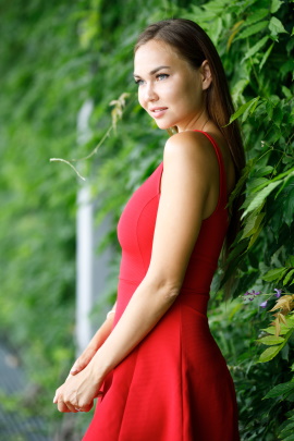attraktive Frau im roten Kleid