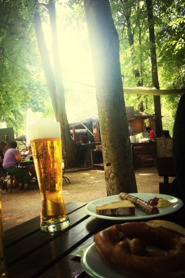 Tisch im Biergarten, auf dem Getränke und Essen stehen