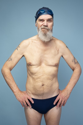 Alter Mann mit Bart trägt unattraktive Badehose