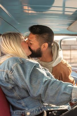 Mann und Frau küssen beim ersten Date im Auto