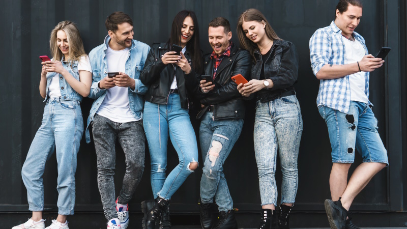 Gruppe von jungen Leuten mit Smartphones