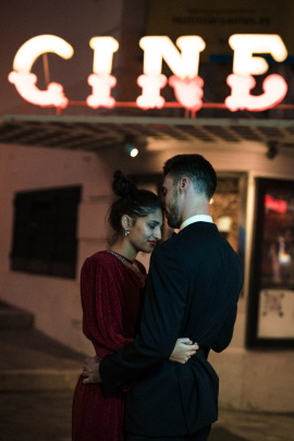 Elegantes Paar steht abends vor dem Kino