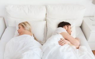 Paar im Bett will Beziehung retten nach Streit
