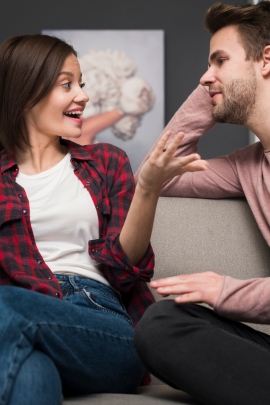 Mann und Frau sprechen über Regeln & Zweck von Beziehungspause