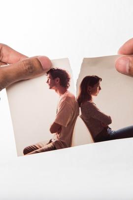 Mann zerreißt Foto mit Freundin, weil sie sich wieder getrennt haben