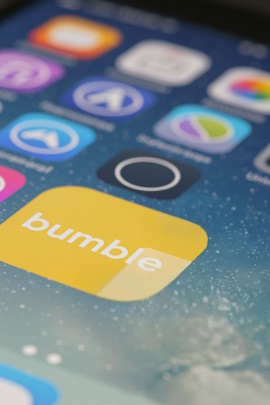Smartphone-Startbildschirm mit Icon der Bumble-App