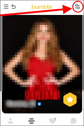 Swipe-Modus in Bumble mit Profilbild einer attraktiven Frau im roten Kleid