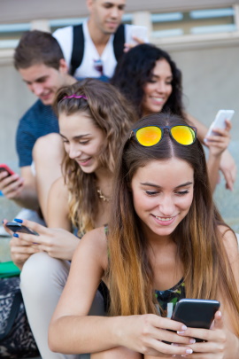 Junge Leute mit Smartphones nutzen Dating-Apps