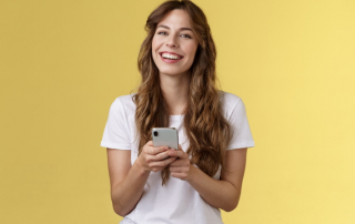 Lachende Frau mit Smartphone