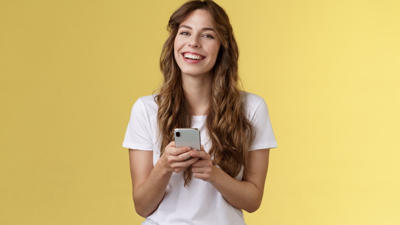 Lachende Frau mit Smartphone