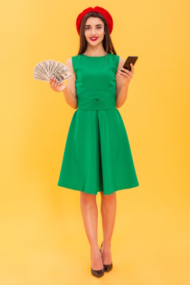 Frau im grünen Kleid mit Smartphone und Geldscheine-Fächer