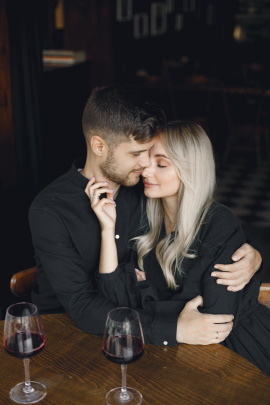 Verliebtes Paar sitzt im Café und trinkt Wein