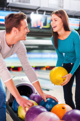 Mann und Frau beim Bowling