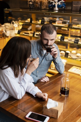 Paar sitzt im Café und trinkt