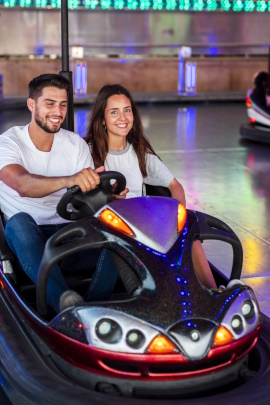 Paar beim Autoscooter fahren auf der Kirmes