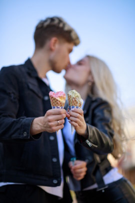 Paar mit Eis in der Hand küsst sich