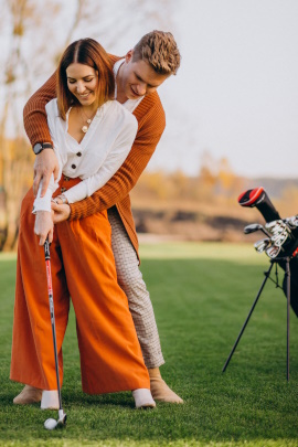 Mann und Frau spielen zusammen Golf