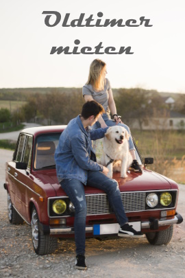 Paar mit Hund sitzt auf der Motorhaube eines Oldtimers