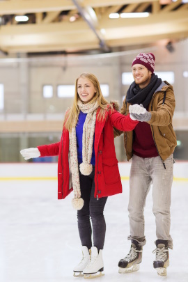 Paar beim Schlittschuhlaufen in der Eissporthalle