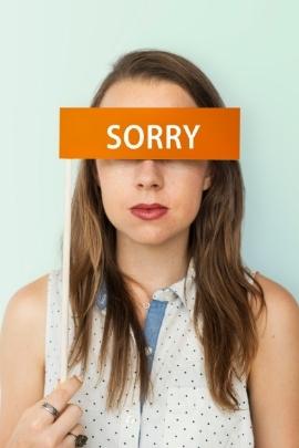 Frau entschuldigt sich, weil sie Date absagen muss