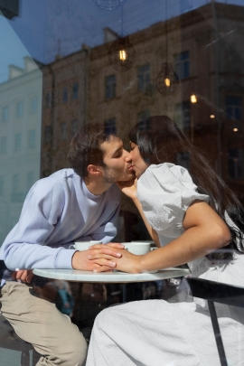 Mann und Frau küssen sich in Café