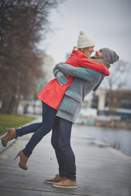 Paar umarmt sich beim Date im Herbst oder Winter