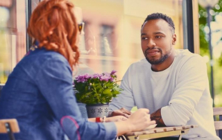 Mann fragt sich, wie er sein Date mit Frau retten kann