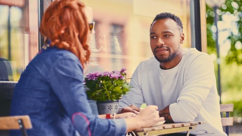 Mann fragt sich, wie er sein Date mit Frau retten kann