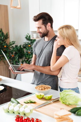 Paar steht beim Date in der Küche zum kochen