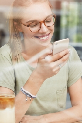 Frau schreibt zuerst Mann in Dating-App an