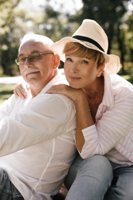 Älteres Paar sitzt glücklich im Park