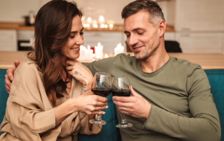 Mann und Frau mit Rotwein führen Gespräch auf der Couch
