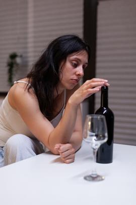 Frau trinkt nach Trennung Wein und versinkt in Selbstmitleid