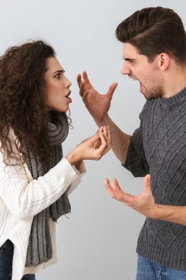 Mann und Frau streiten sich, weil sie oft Beziehungsprobleme haben