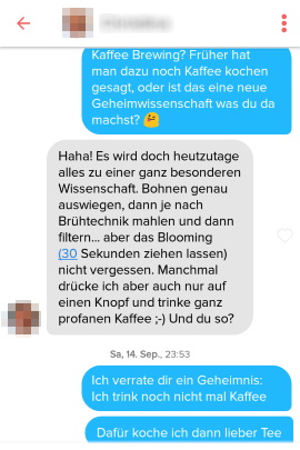 Mann geht im Chat auf Profiltext der Frau ein