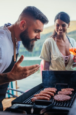 Single-Mann und Single-Frau grillen zusammen