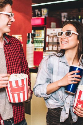 Mann und Frau haben gerade Popcorn im Kino gekauft